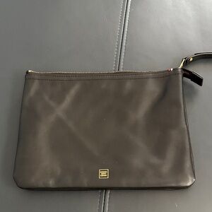 Herschel Supply Company Black wrist bag
approx. 7x10 inches